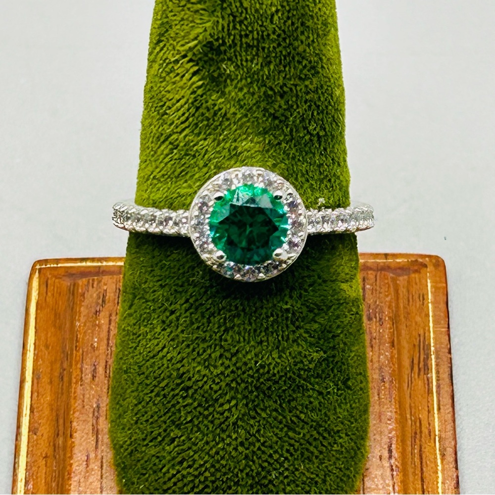 Source Unknown Silver Ring With Emerald Green Sto… - image 7